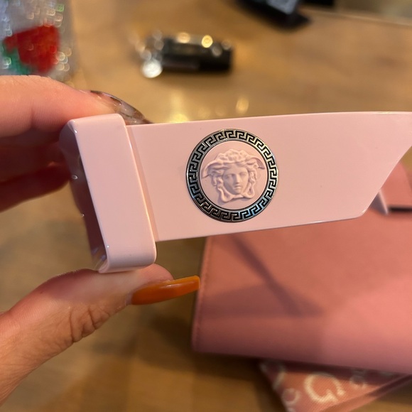 Chic Pink Sunglasses - Picture 4 of 4